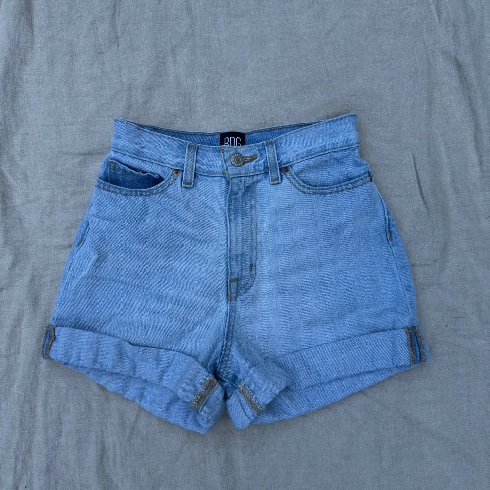 Urban Outfitters BDG Light Wash Denim Jean High Rise Short Shorts Size 24 - Picture 7 of 13